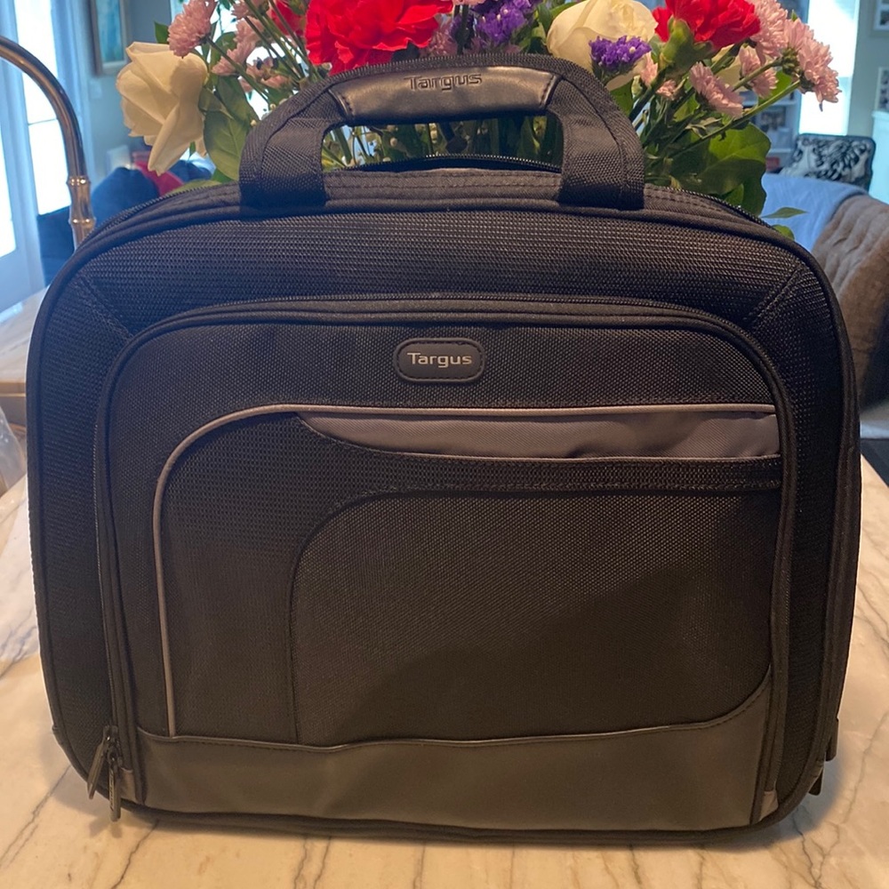 Targus Black Laptop Case - Never used - has several compartments (see photos)